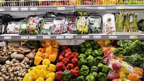 Largest grocers making more on food sales: competition watchdog